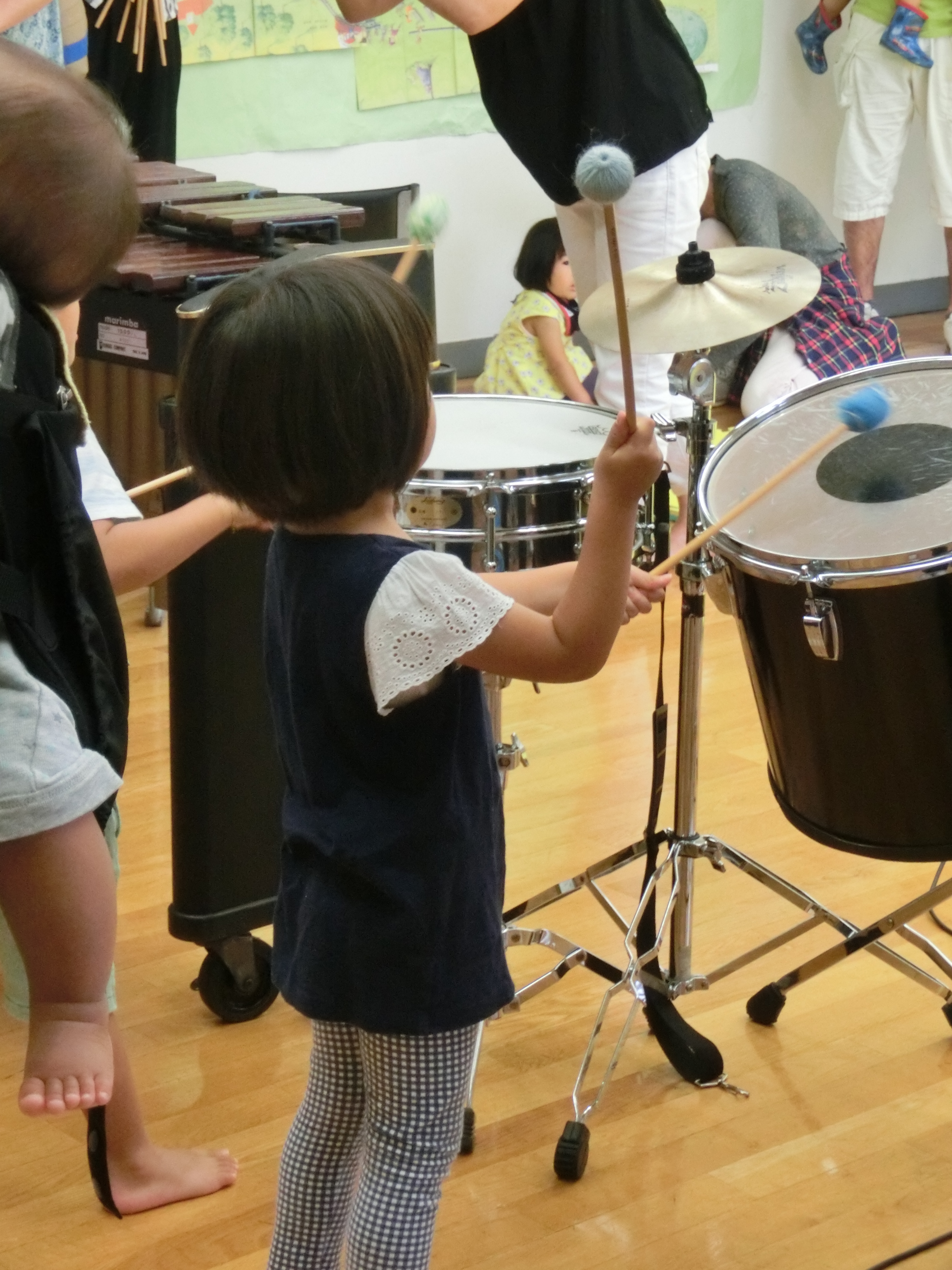 中区絵本フェスティバル「絵本と音楽で遊んじゃおう！」演奏終了後楽器の体験中の子ども